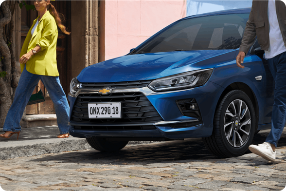 Chevrolet Onix 2026 color Azul Some Kinda Blue estacionado en zona urbana, destacando el sistema Easy Park