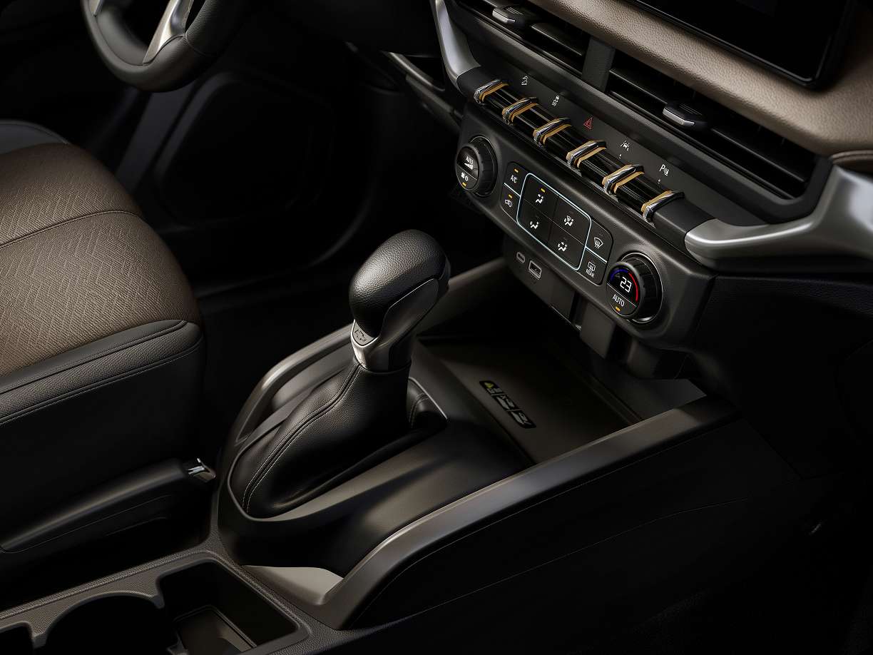 Interior de la Chevrolet Trailblazer destacando el sistema de aire acondicionado digital.