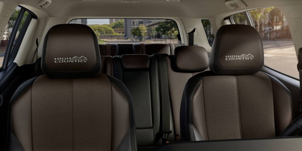 Interior de la Chevrolet Trailblazer destacando los asientos con bordado del logotipo "High Country".