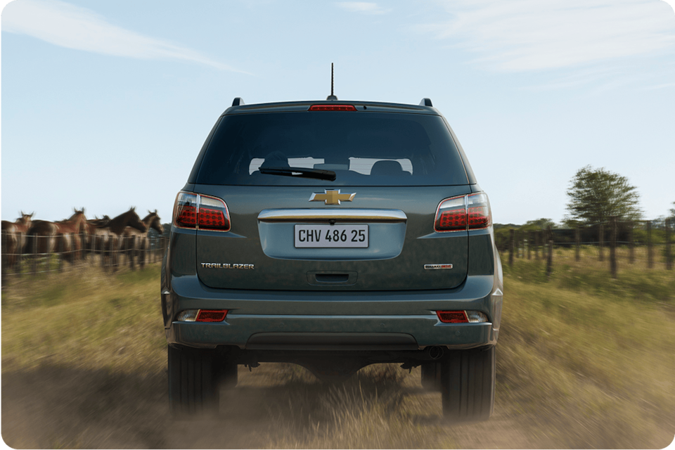 Vista trasera de la Chevrolet Trailblazer conduciendo en camino rural.