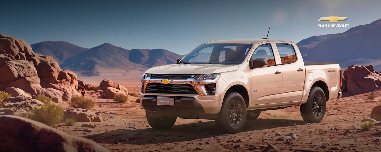 Chevrolet S10 color blanco sands circulando sobre un terreno desértico y rocoso, con montañas al fondo. La imagen promociona financiación de hasta el 100% en 84 cuotas con adjudicación pactada a través de Plan Chevrolet.