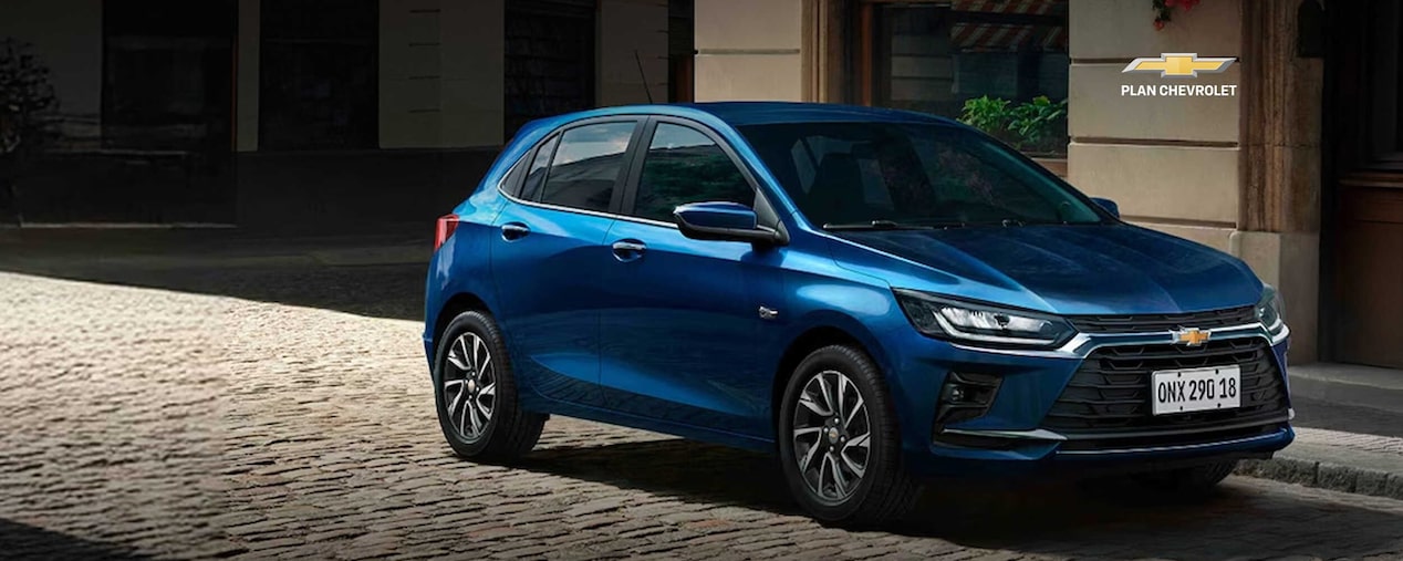 Auto Chevrolet hatch 0 km en entorno urbano con oferta de financiación hasta el 100% mediante Plan Chevrolet en Argentina.