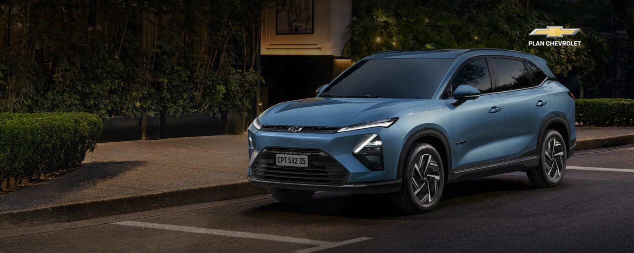 Chevrolet Captiva Híbrida azul estacionada en un entorno residencial durante la noche. Oferta de financiación de hasta 70% en 84 cuotas y seguro bonificado al 50% durante los primeros 3 meses.