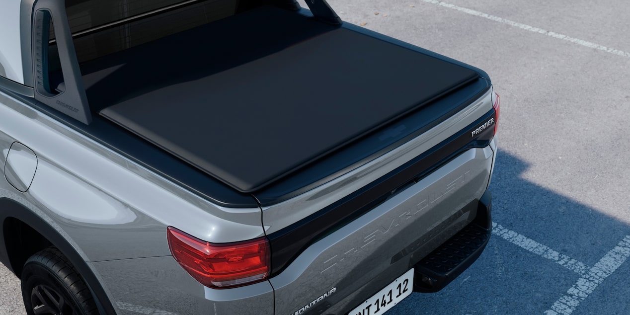 Vista superior trasera de Chevrolet Montana gris con caja Multi-Flex y lona marítima cerrada, destacando la capacidad de carga y la protección del área de almacenamiento.