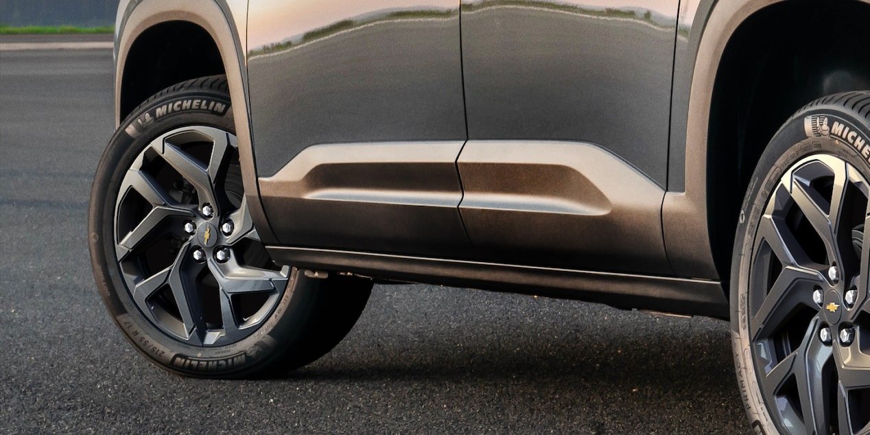 Detalle de las llantas de acero High Vent de 17 pulgadas de Chevrolet Montana, destacando su diseño robusto y acabado oscuro en la parte lateral del vehículo.