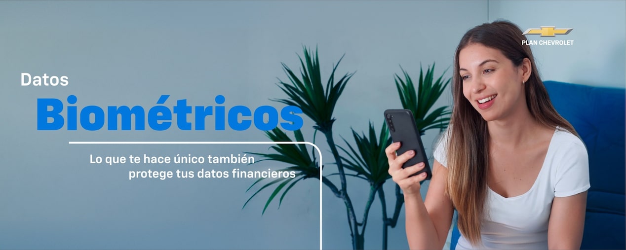 Imagen de una mujer sentada, sonriendo mientras mira la pantalla de su celular. A la derecha, el texto: Datos Biométricos, lo que te hace único también protege tus datos financieros.