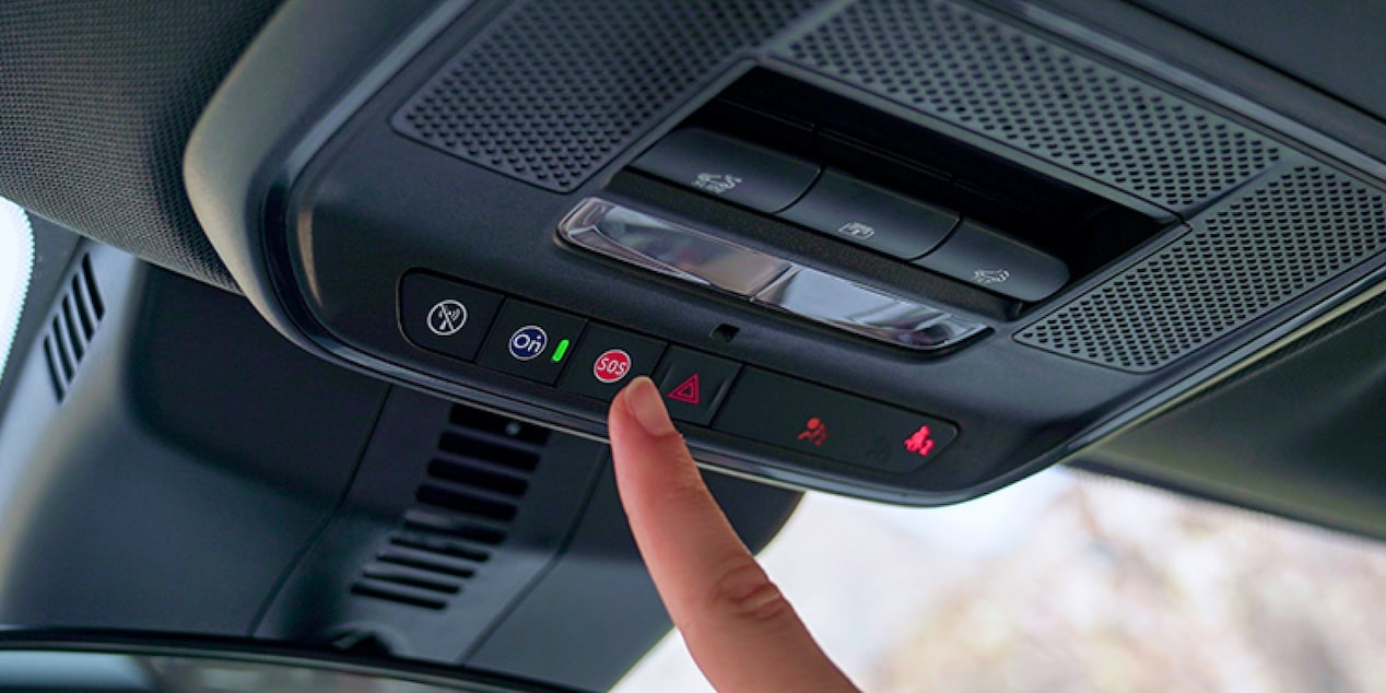 Detalle de la exclusiva tecnología OnStar y WiFi nativo de Chevrolet S10, con conductor activando los controles ubicados en la consola superior del vehículo.
