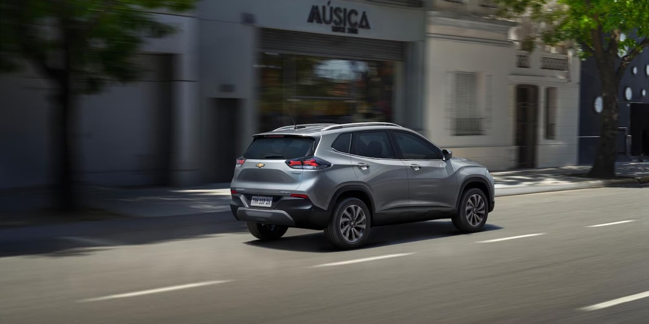 Chevrolet Tracker en movimiento sobre una avenida urbana, destacando su motor turbo de 132 CV y transmisión automática de 6 velocidades.