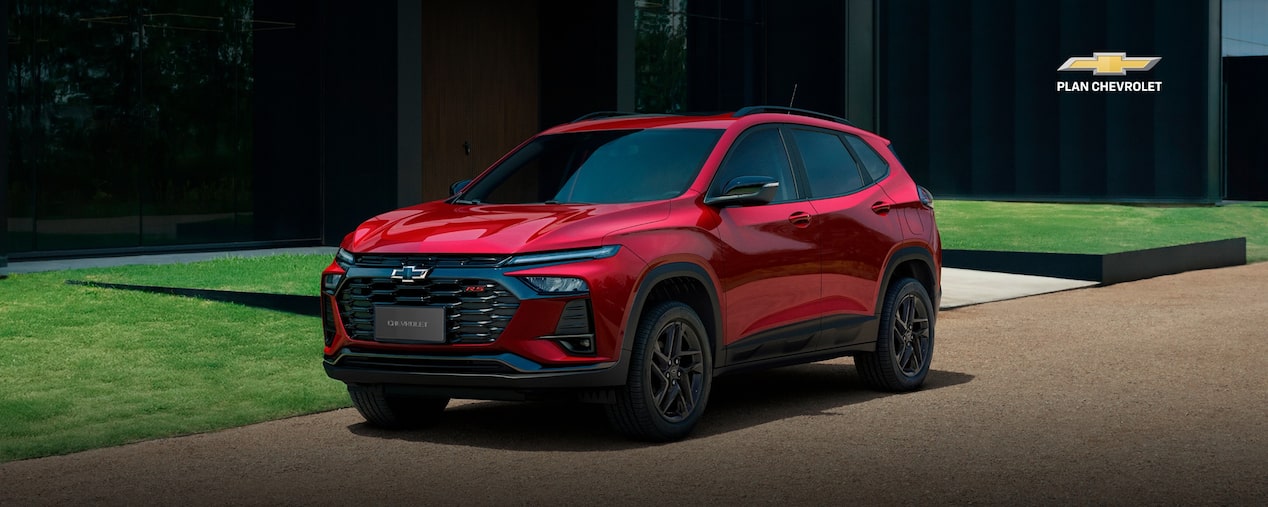 Chevrolet Tracker LT AT Turbo roja estacionada frente a una vivienda moderna, destacando su diseño SUV. Imagen promocional de Plan Chevrolet con financiación de hasta 80% en 120 cuotas y seguro bonificado al 50% durante los primeros 3 meses..