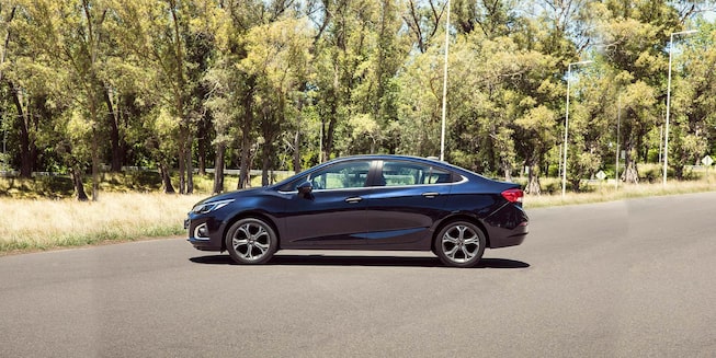 Chevrolet Cruze Premier - Vista lateral de tu Sedán deportivo