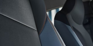 Asientos del Chevrolet Onix Plus destacando la costura contrastante color naranja