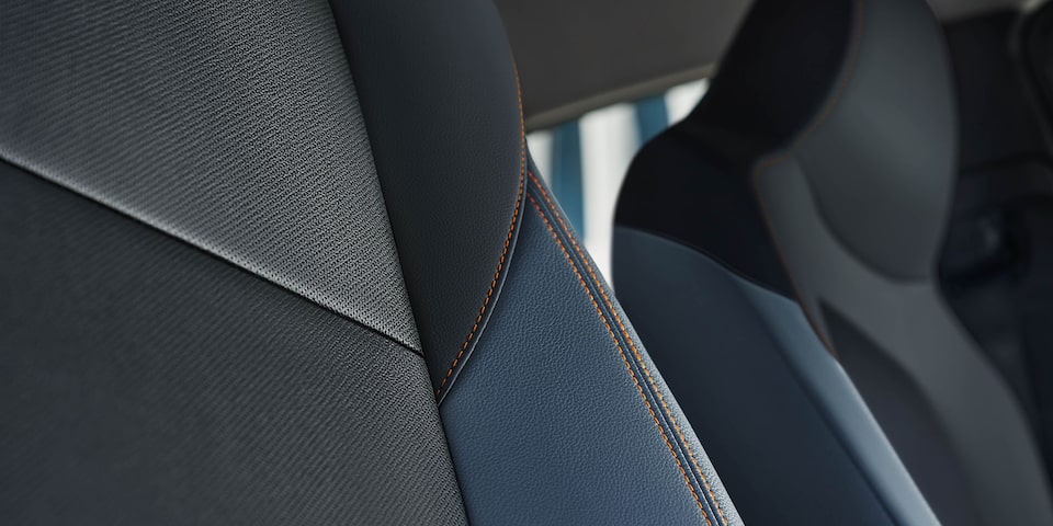 Asientos del Chevrolet Onix Plus destacando la costura contrastante color naranja
