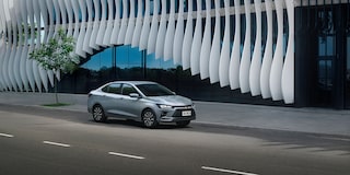 Vista lateral frontal del Chevrolet Onix Plus estacionado en área urbana