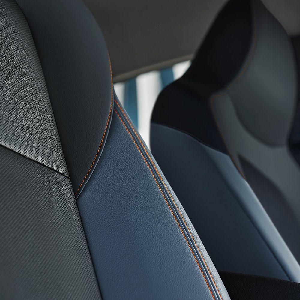 Asientos del Chevrolet Onix Plus destacando la costura contrastante color naranja