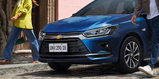 Chevrolet Onix 2026 color Azul Some Kinda Blue estacionado en zona urbana