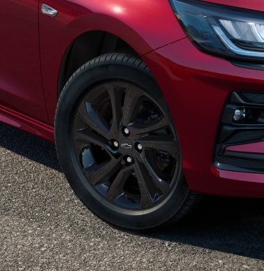 Collage de imágenes mostrando todos los ángulos exteriores del nuevo auto Chevrolet Onix Hatchback 2027 en colores azul y rojo, destacando sus detalles frontales, traseros y llantas de estilo deportivo en Argentina.
