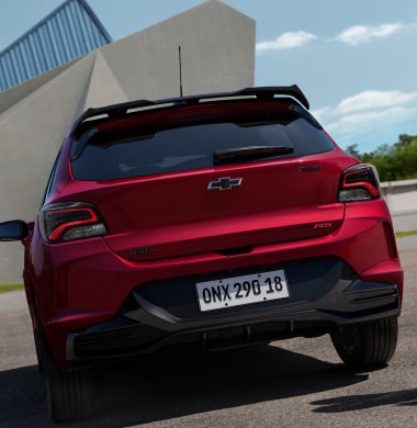 Collage de imágenes mostrando todos los ángulos exteriores del nuevo auto Chevrolet Onix Hatchback 2027 en colores azul y rojo, destacando sus detalles frontales, traseros y llantas de estilo deportivo en Argentina.