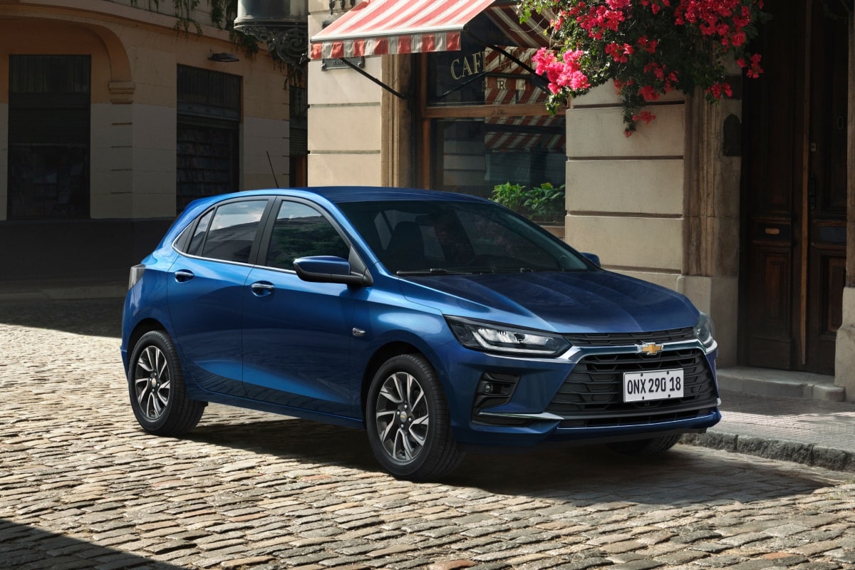 Collage de imágenes mostrando todos los ángulos exteriores del nuevo auto Chevrolet Onix Hatchback 2027 en colores azul y rojo, destacando sus detalles frontales, traseros y llantas de estilo deportivo en Argentina.