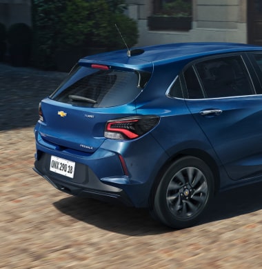 Collage de imágenes mostrando todos los ángulos exteriores del nuevo auto Chevrolet Onix Hatchback 2027 en colores azul y rojo, destacando sus detalles frontales, traseros y llantas de estilo deportivo en Argentina.