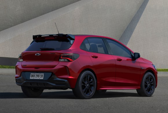 Collage de imágenes mostrando todos los ángulos exteriores del nuevo auto Chevrolet Onix Hatchback 2027 en colores azul y rojo, destacando sus detalles frontales, traseros y llantas de estilo deportivo en Argentina.