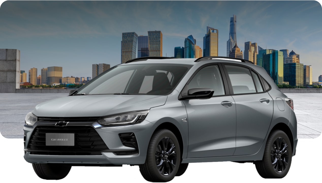 Vista en ángulo de tres cuartos frontal del nuevo auto Chevrolet Onix Hatchback 2027 versión Activ Turbo AT color gris, resaltando su aspecto versátil con suspensión elevada y barras de techo en Argentina.