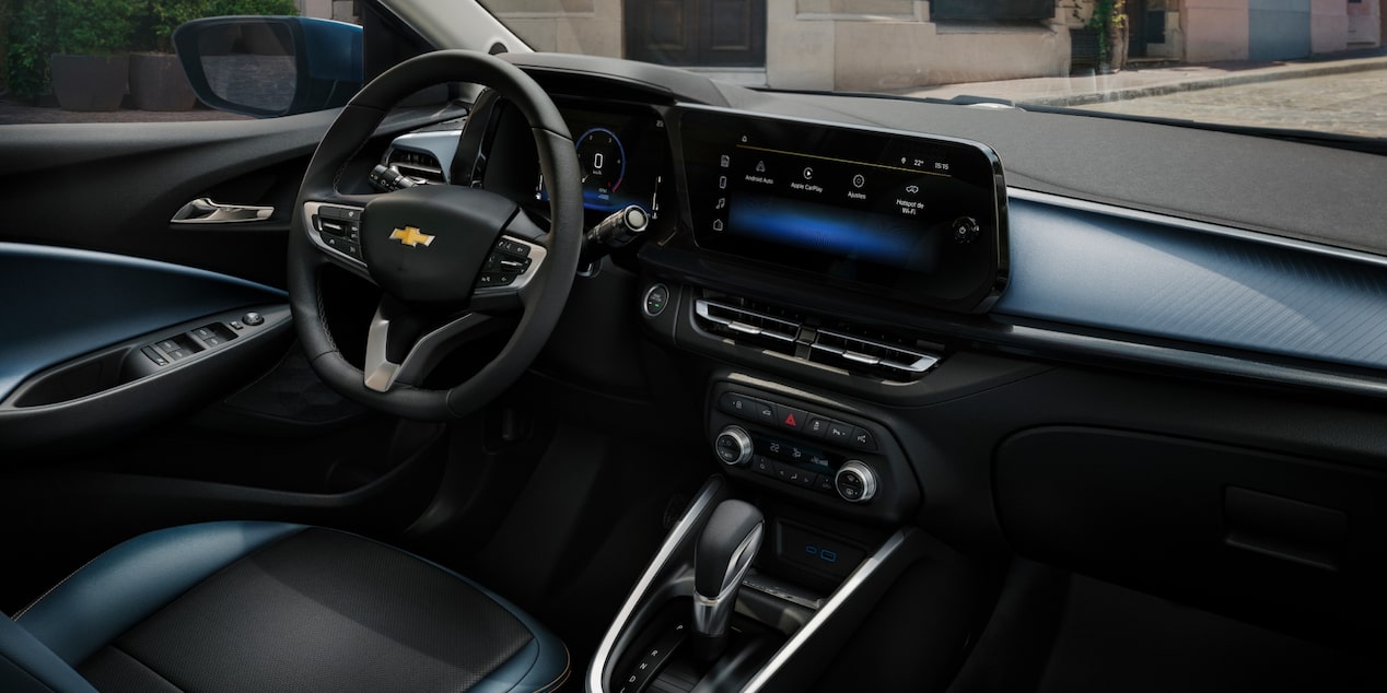 Vista amplia del interior del habitáculo del nuevo auto Chevrolet Onix Hatchback 2027, exhibiendo su diseño renovado que combina confort, tecnología y funcionalidad para los pasajeros en Argentina.