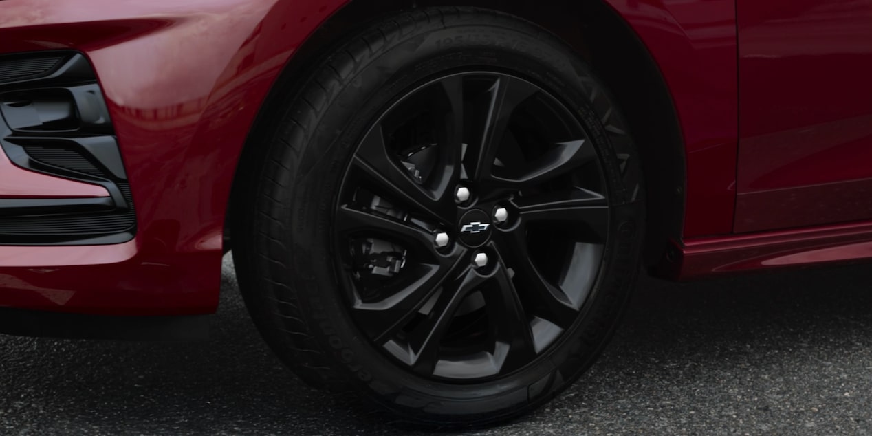 Detalle de las llantas de aleación de 16 pulgadas con acabado oscuro, diseñadas para realzar el estilo deportivo y la presencia del nuevo auto Chevrolet Onix Hatchback 2027 en Argentina.