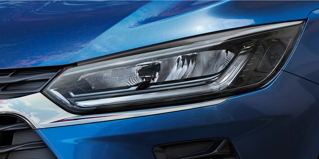 Vista en detalle de los faros delanteros Full-LED con luz diurna integrada del nuevo auto Chevrolet Onix Hatchback 2027, combinando una estética moderna con alta eficiencia lumínica en Argentina.