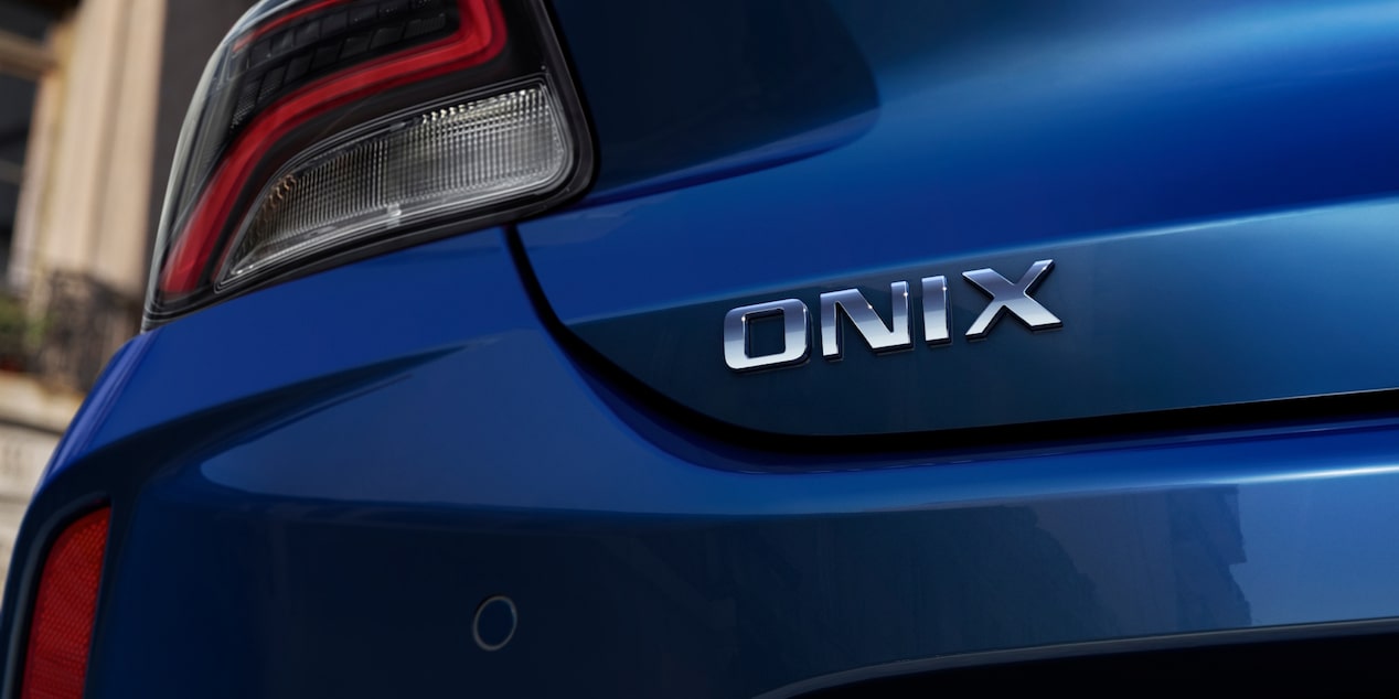 Detalle del faro trasero del nuevo auto Chevrolet Onix Hatchback 2027 color azul, destacando las luces diurnas y traseras en LED de alta eficiencia y diseño moderno en Argentina.