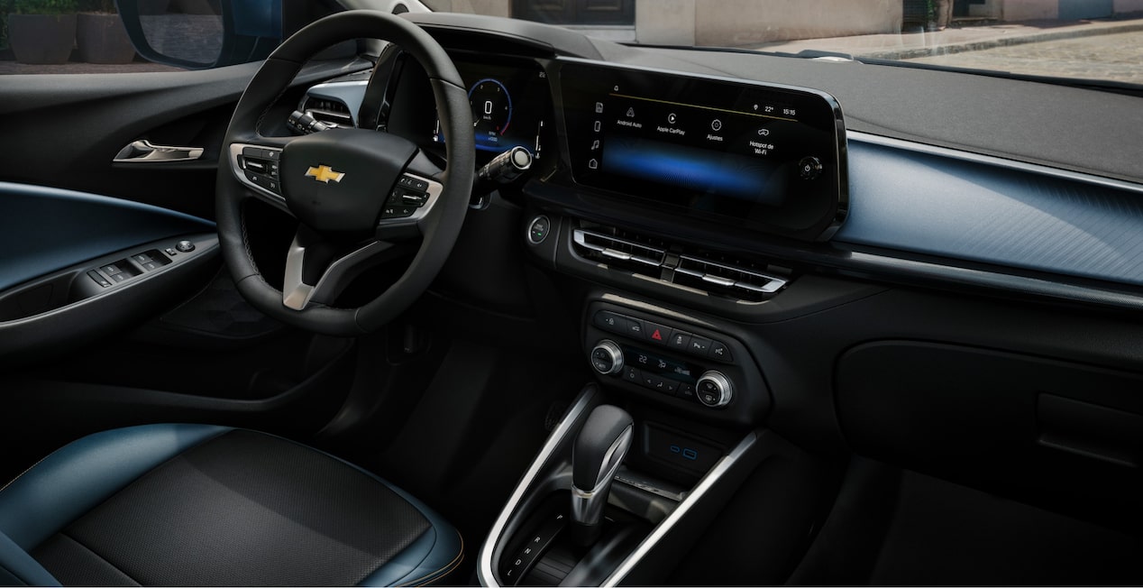 Vista interior panorámica desde el puesto de conducción del nuevo Chevrolet Onix Hatchback 2027, mostrando su diseño ergonómico y acabados enfocados en brindar máximo confort en Argentina.