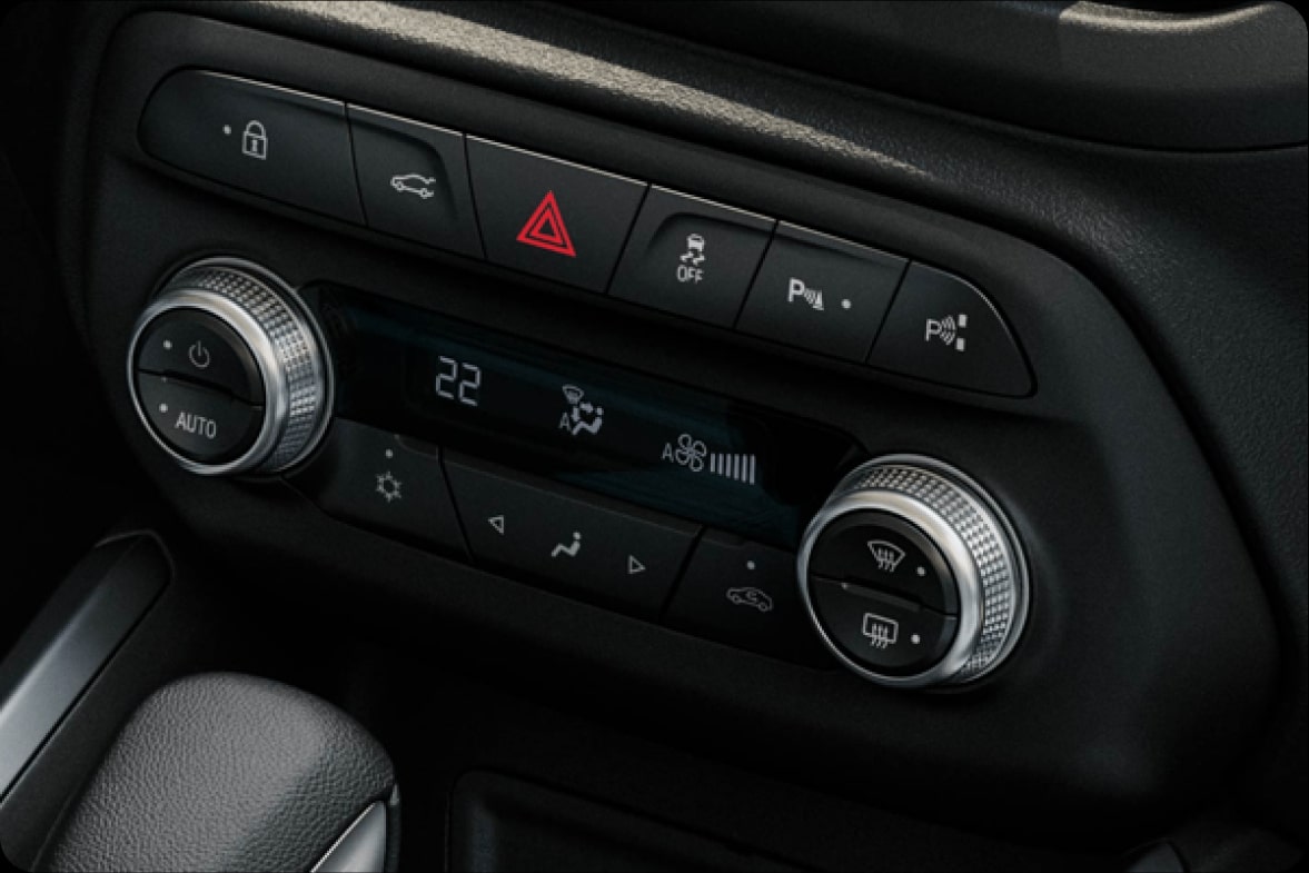 Detalle del panel de control del climatizador digital eficiente del nuevo Chevrolet Onix Hatchback 2027, diseñado para mantener la temperatura ideal en el habitáculo en Argentina.