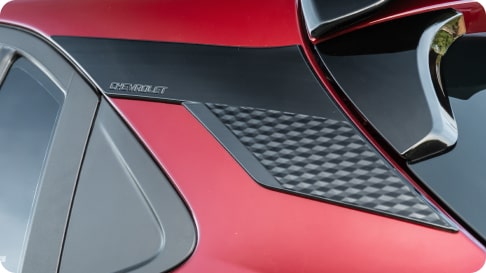 Detalle exterior del aplique ornamental ubicado en el pilar C, un accesorio que aporta un toque de elegancia y resalta el estilo único del nuevo Chevrolet Onix Hatchback 2027 en Argentina.