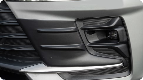 Detalle del aplique frontal del paragolpes, un accesorio original que otorga un upgrade de diseño y protección al nuevo Chevrolet Onix Hatchback 2027 en Argentina.