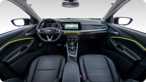 Vista interior panorámica del nuevo Chevrolet Onix Hatchback 2027 mostrando el accesorio de iluminación LED RGB ambiental, ideal para personalizar la atmósfera del habitáculo en Argentina.