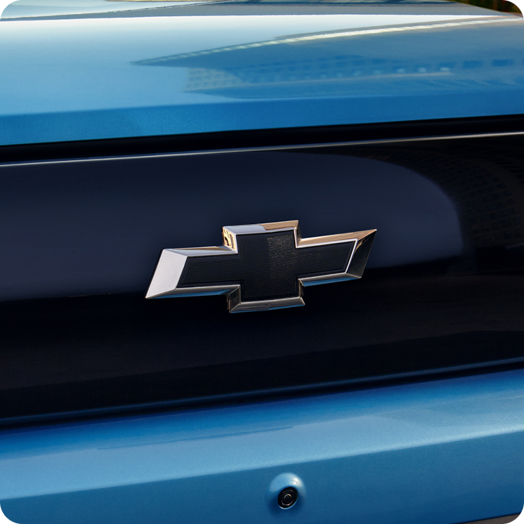 Detalle del icónico logo de Chevrolet en la parrilla frontal, representando el respaldo, la tranquilidad y seguridad que ofrece la garantía oficial de la marca en Argentina.