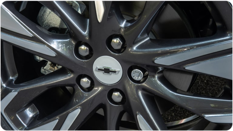Vista en detalle de la tapa central de llantas del Chevrolet Onix Plus.