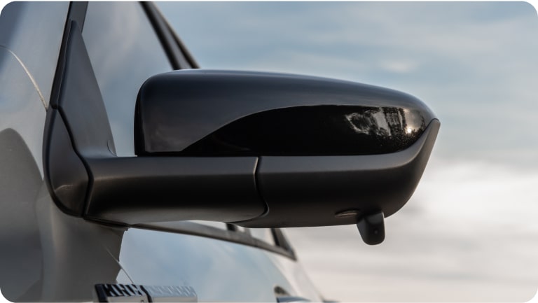 Vista en detalle de la cubierta del espejo retrovisor del Chevrolet Onix Plus.