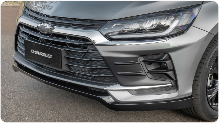 Imagen en detalle del extensor de paragolpes delantero del Chevrolet Onix Plus.