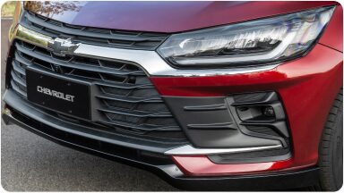 Imagen en detalle del extensor de paragolpes delantero del Chevrolet Onix Plus.