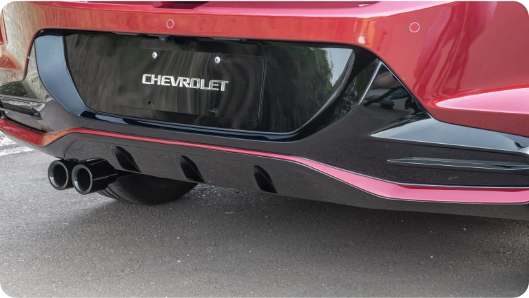 Imagen en detalle del extensor de paragolpes trasero del Chevrolet Onix Plus.