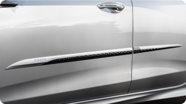 Vista en detalle del adorno de puerta en una de las puerta del Chevrolet Onix Plus.