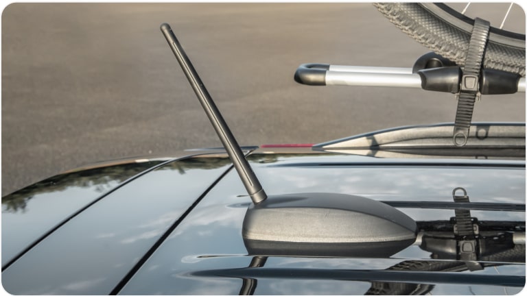 Vista en detalle del mástil de antena deportiva del Chevrolet Onix Plus.