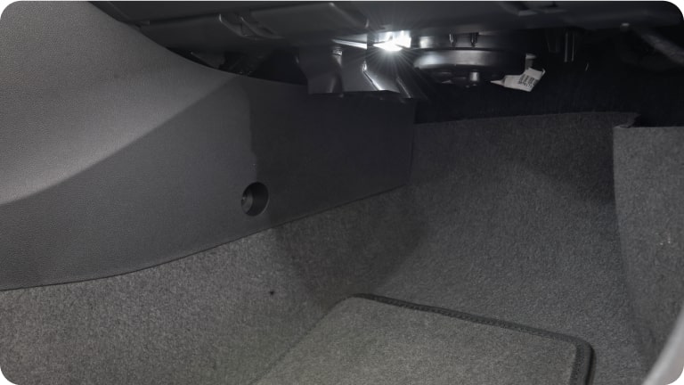 Vista en detalle de la iluminación de suelo LED interior del Chevrolet Onix Plus.