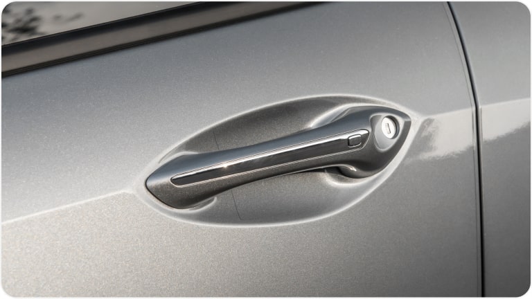 Vista en detalle de la manija de puerta con inserto cromado del Chevrolet Onix Plus.