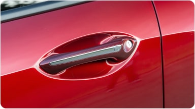 Vista en detalle de la manija de puerta con inserto cromado del Chevrolet Onix Plus.