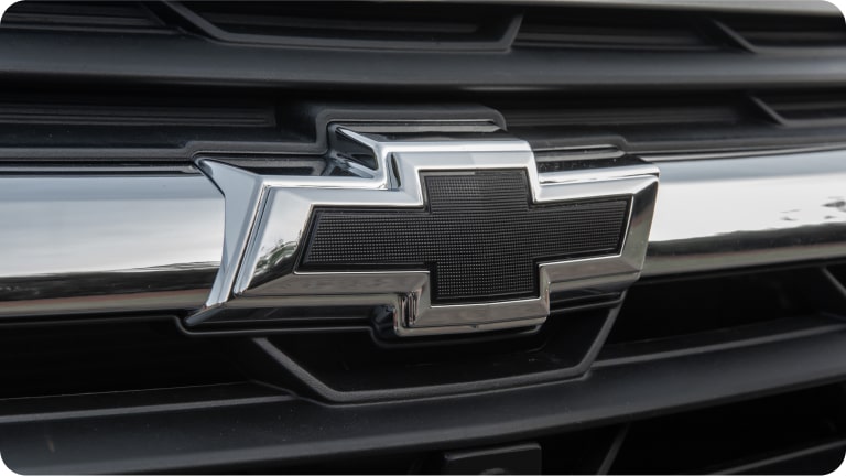 Primer plano del emblema Chevrolet.
