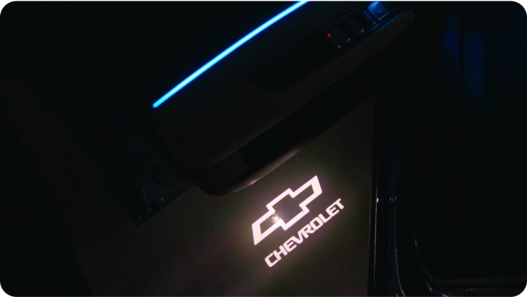 Vista en detalle de luz con el logotipo Chevrolet.