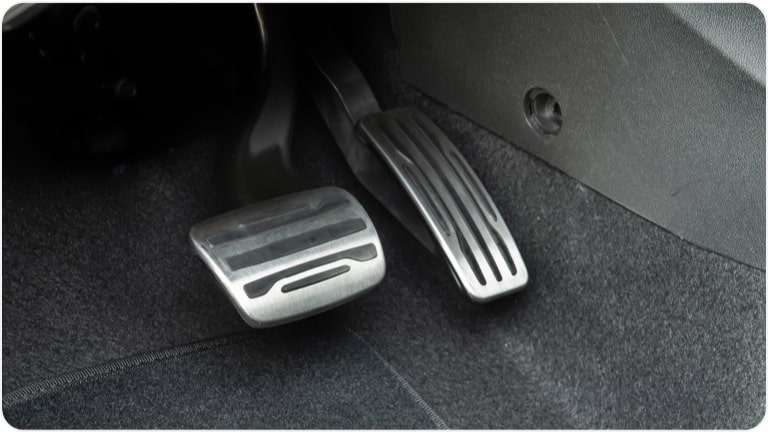 Vista en detalle del juego de pedales deportivos para tansmisión automática del Chevrolet Onix Plus. 