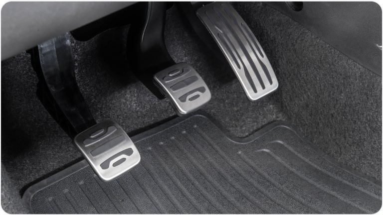 Vista en detalle del juego de pedales deportivos para tansmisión manual del Chevrolet Onix Plus. 