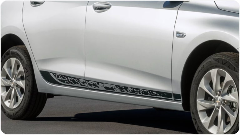 Imagen lateral de un Chevrolet Onix Plus con un adhesivo para puerta colocado.
